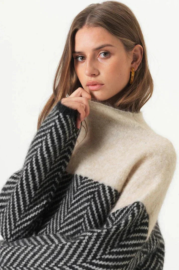 Women’s Herringbone Knit Sweater – Structured Comfort for Chilly Days